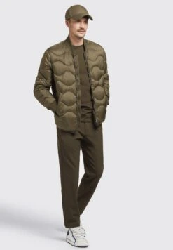 Khujo -Khujo d5de8e1f9ef348d39c94bda57b4c7c67